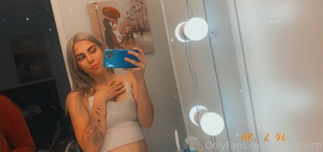 cort4shortt top model photo