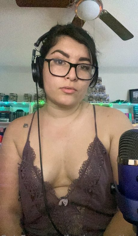 FandomReactions model hot photo