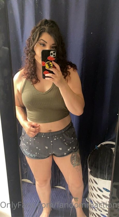 FandomReactions hot star picture