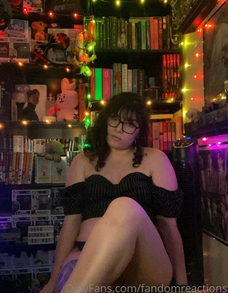 FandomReactions model top pic