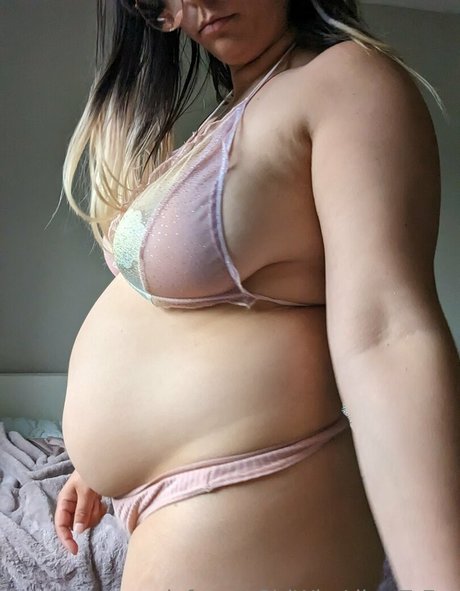 Agirlwholikestoeat naked model img