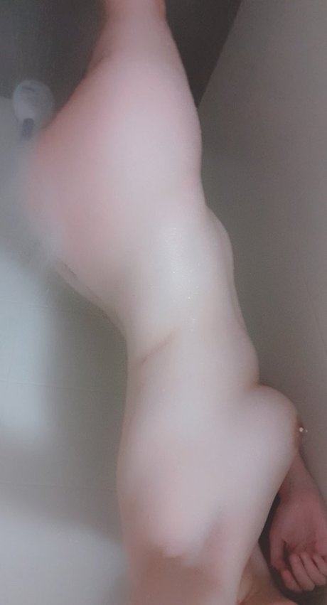 Bambiskii nude model pic