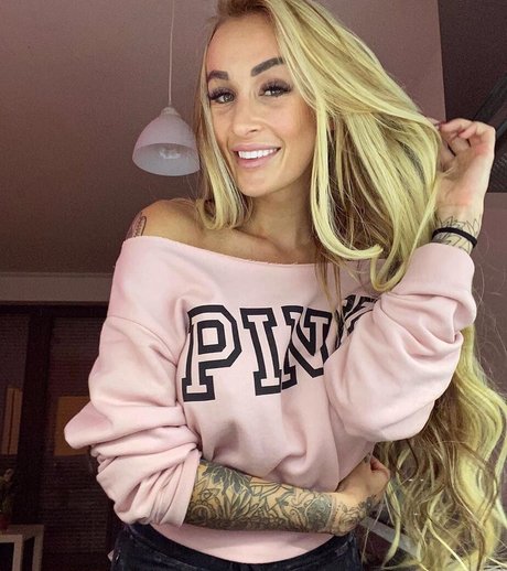 Daisy Lee sexy star pic