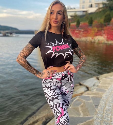 Daisy Lee art model img