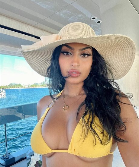 Shreya Arun nudes model picture