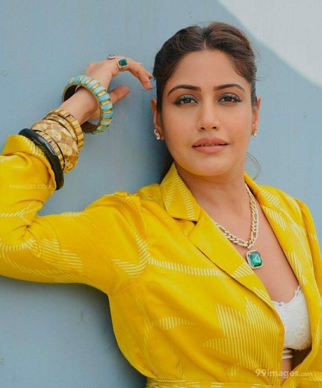 Surbhi Chandna pretty star img