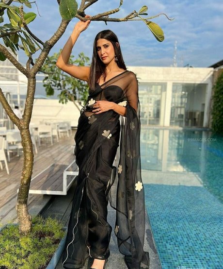 Aahana Kumra xxx model gallery