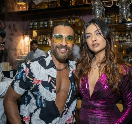 Divya Agarwal model top photo