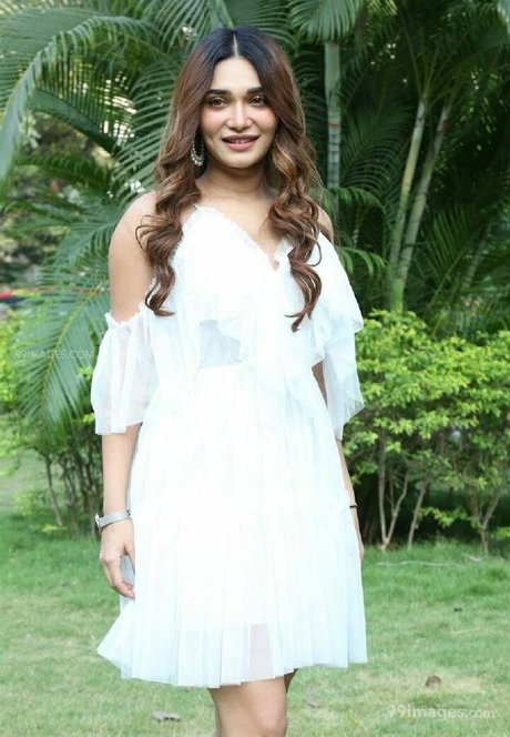 Jenifer Emmanuel beautiful star photo