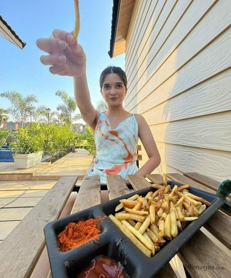 Bhavika Sharma hd actress pic