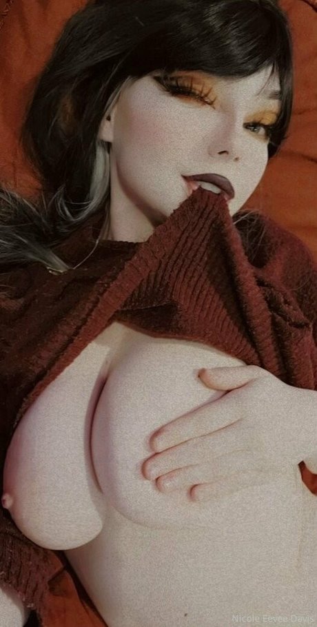 Eevee Nicole Davis model erotic picture