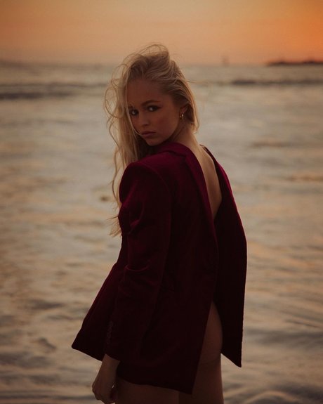 Julia Tychoniewicz model perfect images