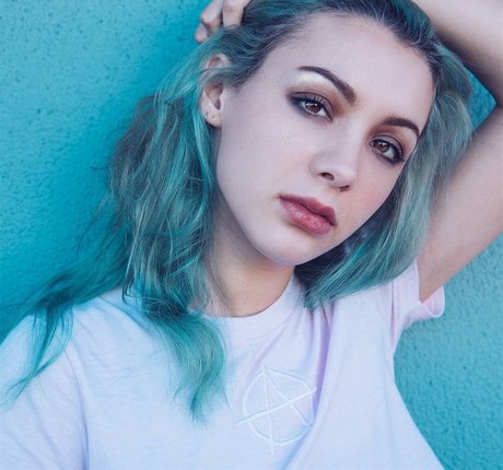 Hannah Marks pornstar naked img