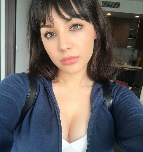Hannah Marks exclusive model pics