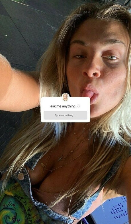 Sage Wiley hot actress pic