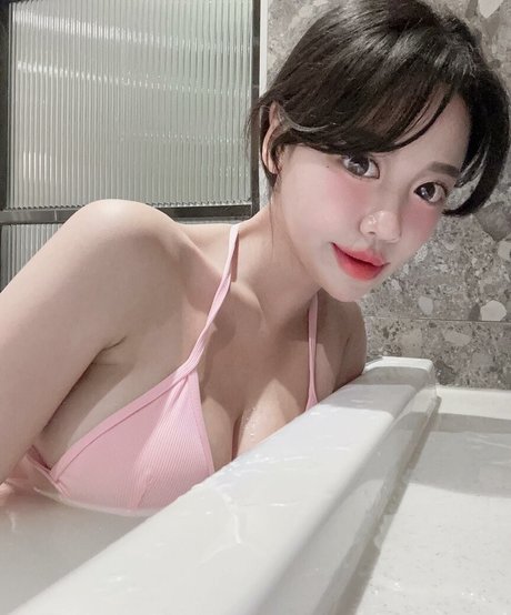 h___xee best model image