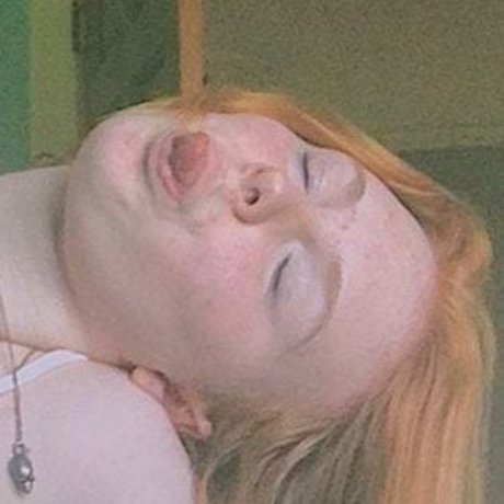 Izzyisdying naked pornstar image