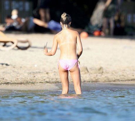 Amelia Windsor nude star archive