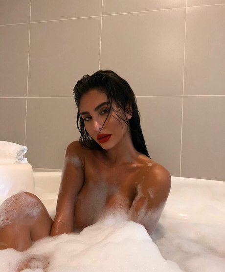 Jennifer Auada naked model photos