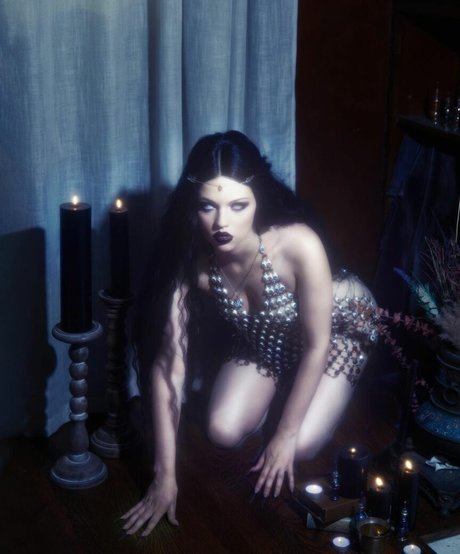 Emma Karla Peet model erotic img