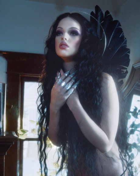 Emma Karla Peet beautiful star pic