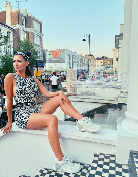 Sinead Harnett model xxx photo