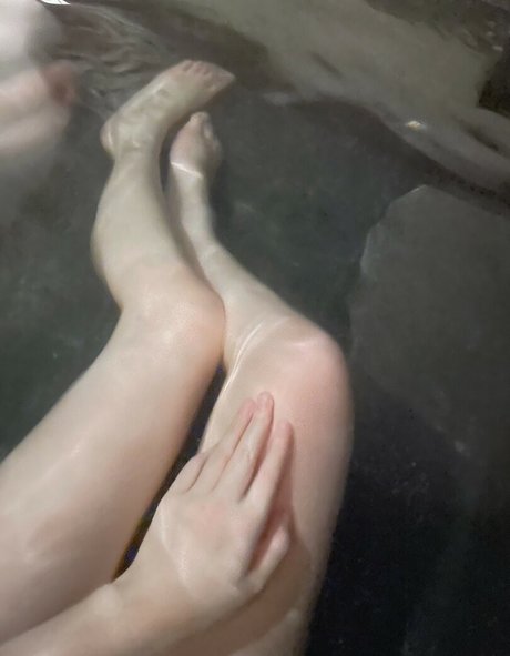 UnmsPg model nude img