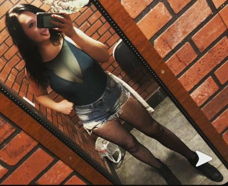 Kelsieknelson__ model art galleries