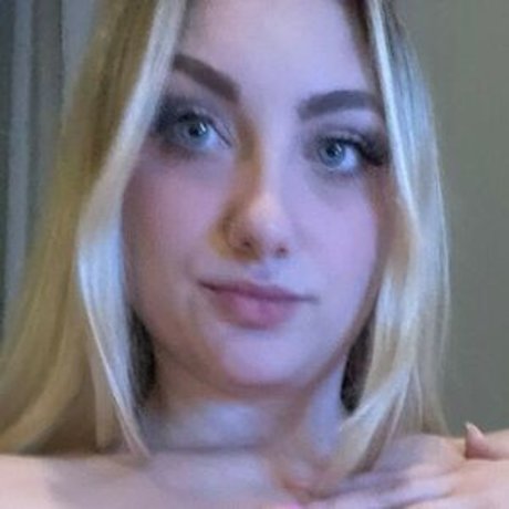 ashhxlynxx sexy model pic