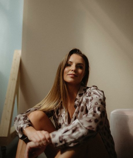 Laura Wontorra pretty actress img