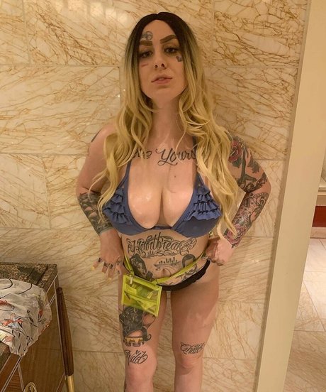 Courtdaplug model beautiful pics