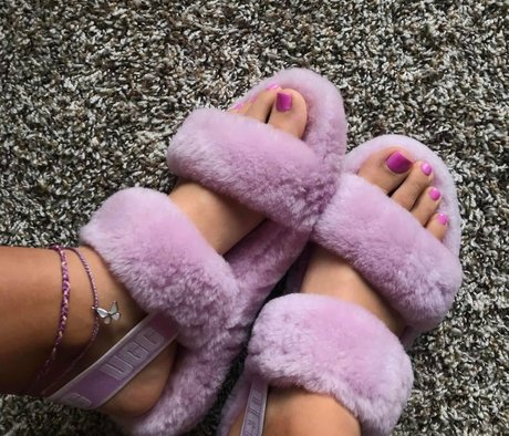 HerAthleteFeet model free photos