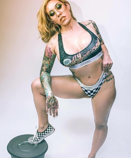 Lexi Layne nude model img