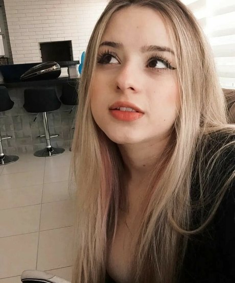 Rafaela Riggs hd model pic