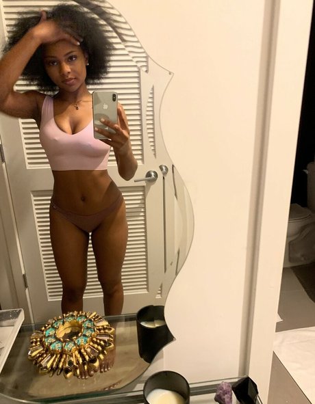 Saffronnn free pornstar img