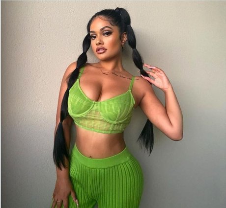 Ari Kumar hot actress pics