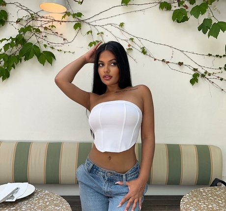 Ari Kumar pornstar hot image