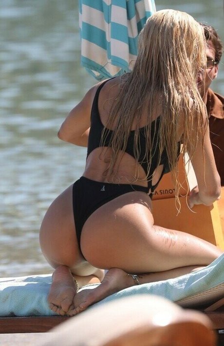 Ioanna Touni model art gallery