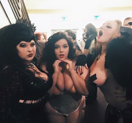 BordeauxBlack sexy model photo