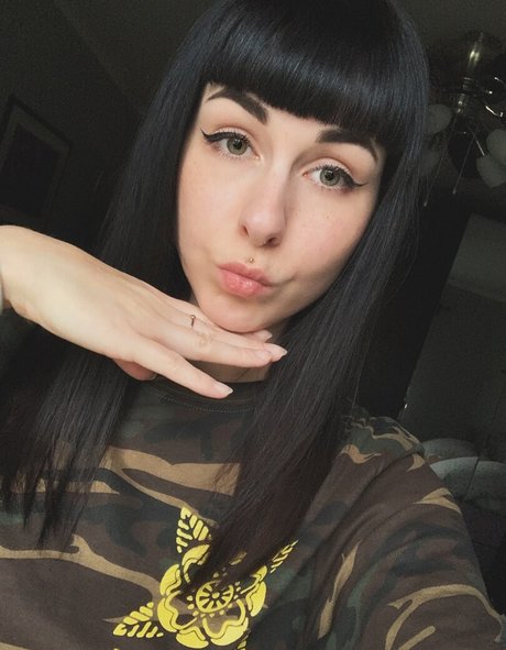 romisu naked model photo