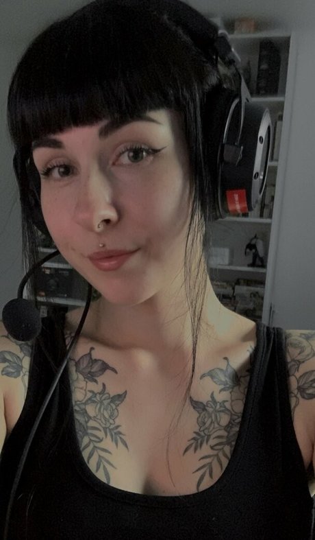 romisu pretty model pic