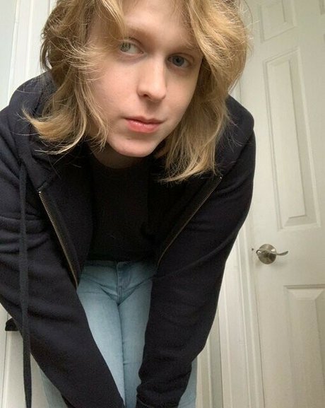 Acvalens model porn picture