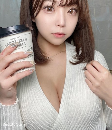 momo burlesque model best picture