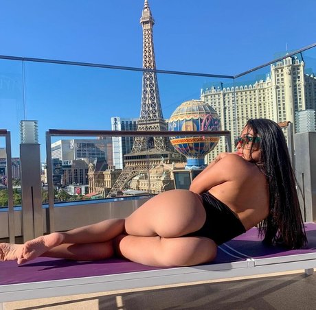 thaliamcix model adult image