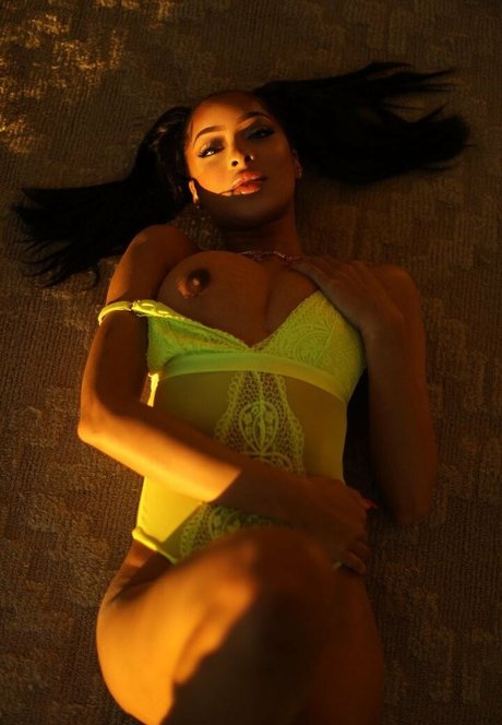 NikkiVictoria2 erotic pornstar img