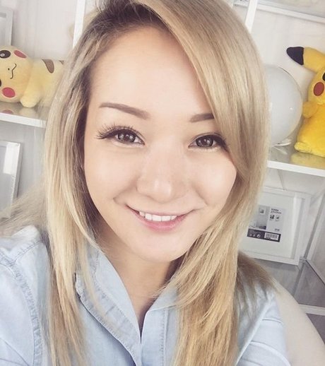 Reina Scully model perfect image