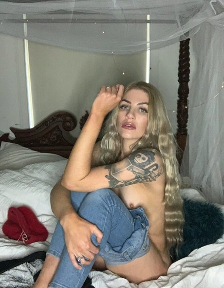 WomenMetal art actress pic