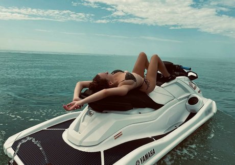 Laura Mueller naked model gallery