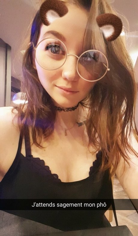 Aayley model pornographic picture