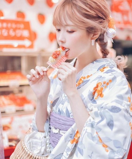 Ely Cosplayer nude pornstar pics